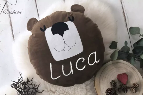 rundes Kissen mit Namen für Kinder mit Bär Gesicht