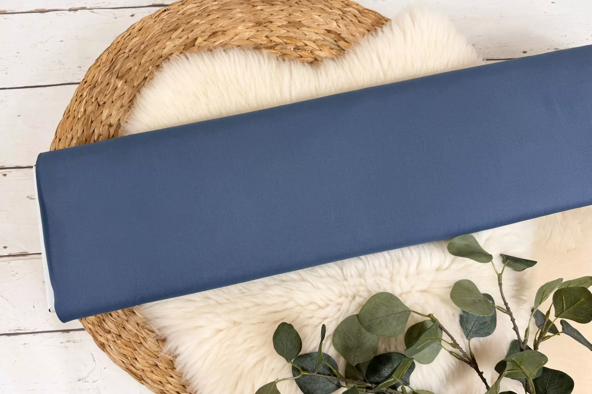 Viskose Stoff in Uni Farbe jeansblau. Stoff ideal zum Nähen von Blusen und Röcken