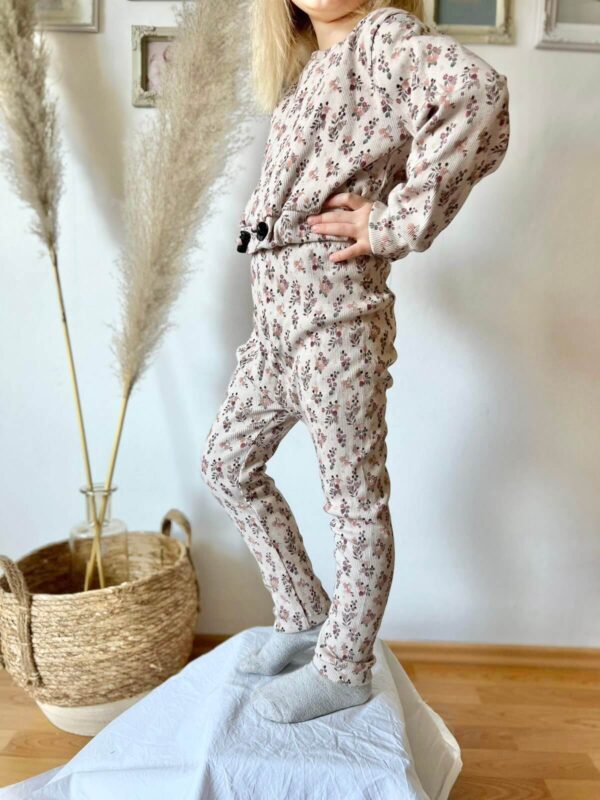 Tragebild Ripp Jersey gemustert mit Blimen als Kiderstoff in der Farbe beige