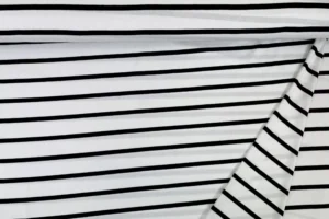 Viskosejersey mit schwarzen Streifen auf weiß