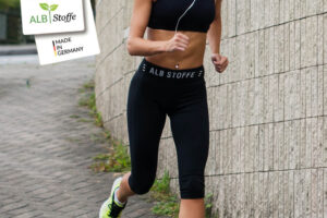 Tragebild Sportjersey Stoff für Fitnessbekleidung, Yoga und Leggings in schwarz