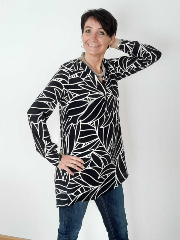 Tragebild vom Schnittmuster Fadenkaefer für Damen Bluse Cleo