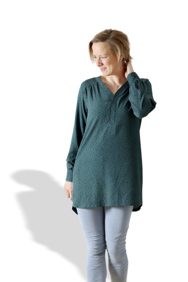 Tragebild vom Schnittmuster Fadenkaefer für Damen Bluse Cleo
