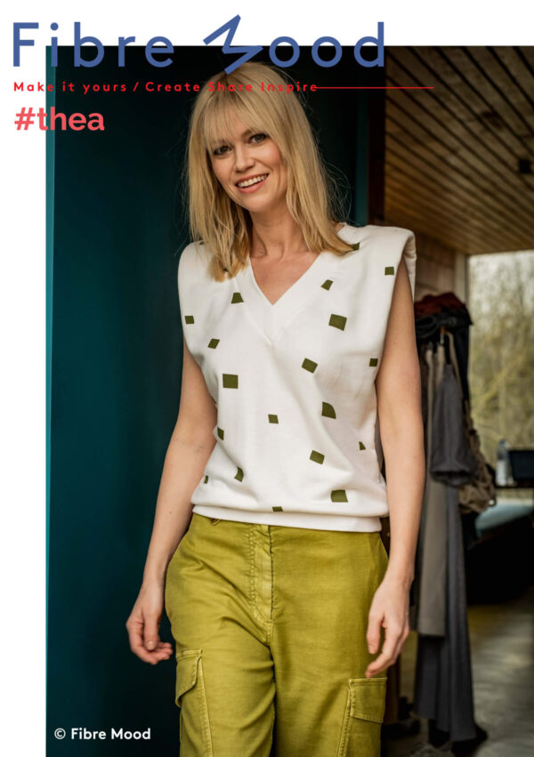 Tragebild Fibre Mood 19 Thea aus French Terry Sweat Stoff mit quadraten in weiß