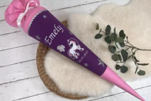 Schultüte mit Namen und Einhorn in lila, rosa