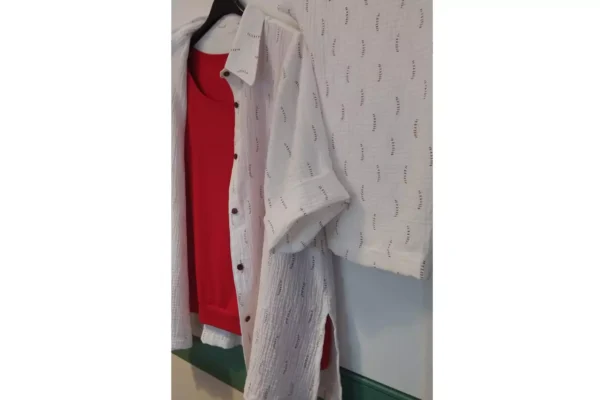 selbstgenähte Bluse aus einem Musselin Stoff mit einem Striche Motiv in weiß