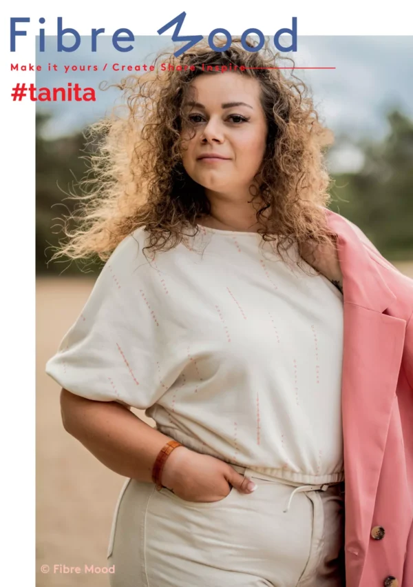 Tragebild Fibre Mood 20 Tanita aus French Terry Sweat Stoff mit Text Muster in ecru