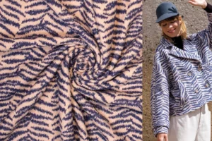 Fibre Mood 21 Adria aus Kochwolle Wollstoff mit blauen Zebra Muster in nude