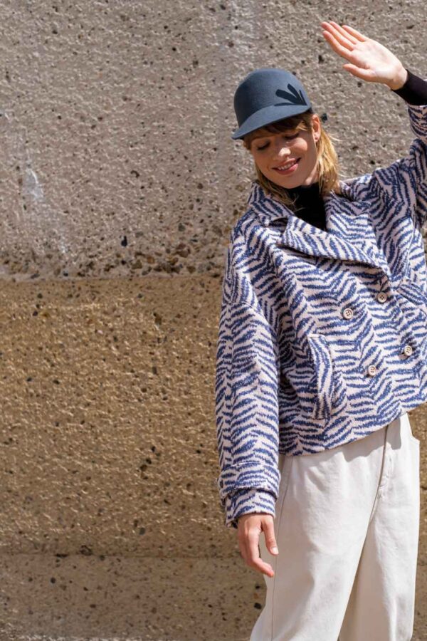 Tragebild Fibre Mood 21 Adria aus Kochwolle Wollstoff mit blauen Zebra Muster in nude