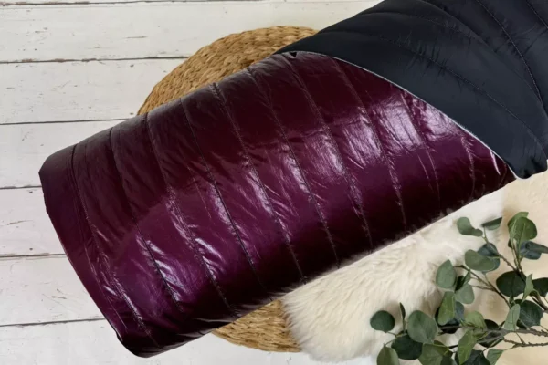 wattierter Steppstoff für Jacken in bordeaux und beidseitig Streifen gesteppt