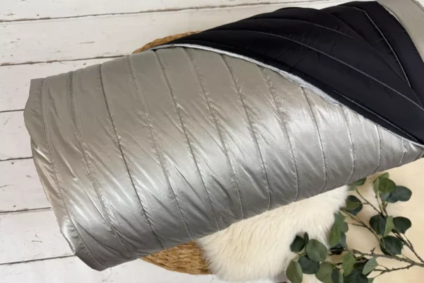 wattierter Steppstoff für Jacken in beige und beidseitig Streifen gesteppt