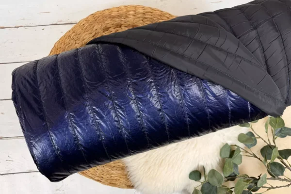 wattierter Steppstoff für Jacken in dunkelblau und beidseitig Streifen gesteppt