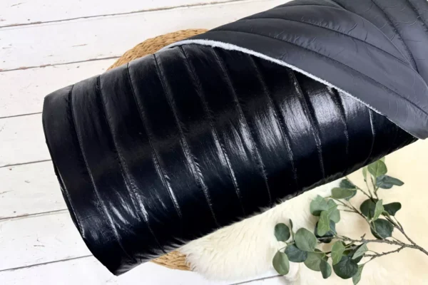 wattierter Steppstoff für Jacken in schwarz und beidseitig Streifen gesteppt