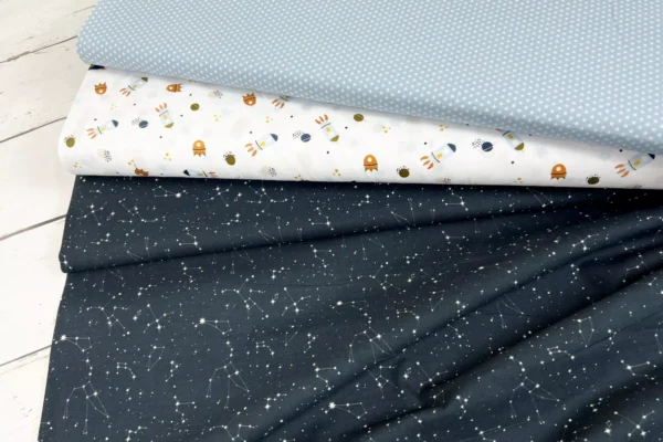 Stoffpaket aus Baumwollstoff mit SPACE Raketen und Planet im Weltall in weiß