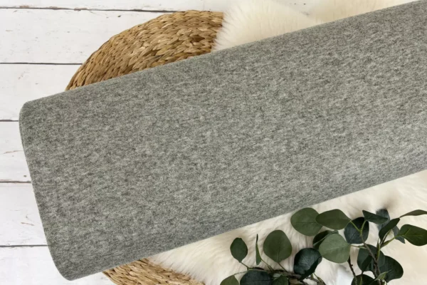 feiner Soft Strickstoff in Uni olivfrün meliert