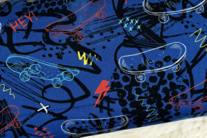 Soft Sweat Stoff für Teenager mit Skateboard Muster in royalblau