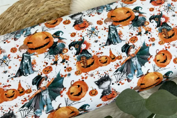 halloween jersey stoff mit kleinen hexen und kürbissen in weiß