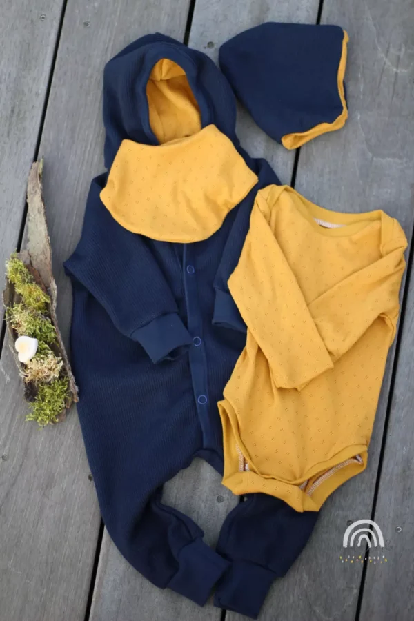 Tragebild Feinstrickjersey mit Rauten Lochmuster in dunkelblau und senfgelb