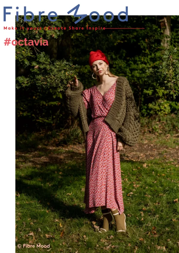 Tragebild Fibre Mood Special Octavia aus Viskose Borkenkrepp mit roten Punkte Animalprint in dunkelflieder