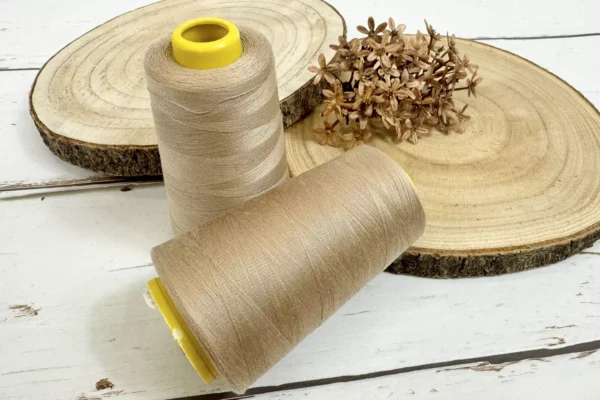 Overlockgarn Garn in dunkelbeige