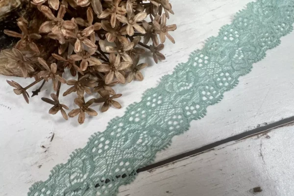 Spitzenband elastisch 30mm breit mit Blumenmuster in mint