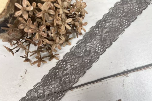 Spitzenband elastisch 30mm breit mit Blumenmuster in taupe
