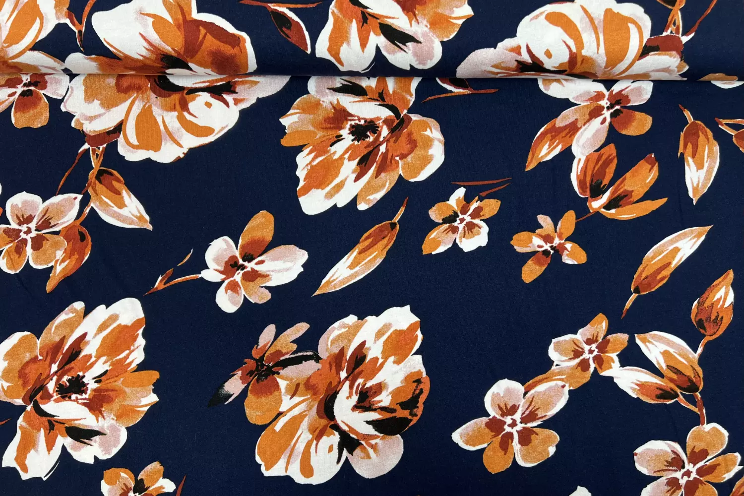 Viskosejersey mit großen Blumen Muster in dunkelblau