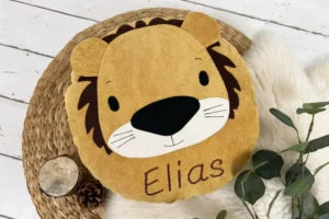 rundes Kissen mit Namen für Kinder mit Löwen Gesicht