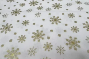 Weihnachtsstoff aus Baumwolle mit goldenen Schneeflocken Foliendruck in weiß