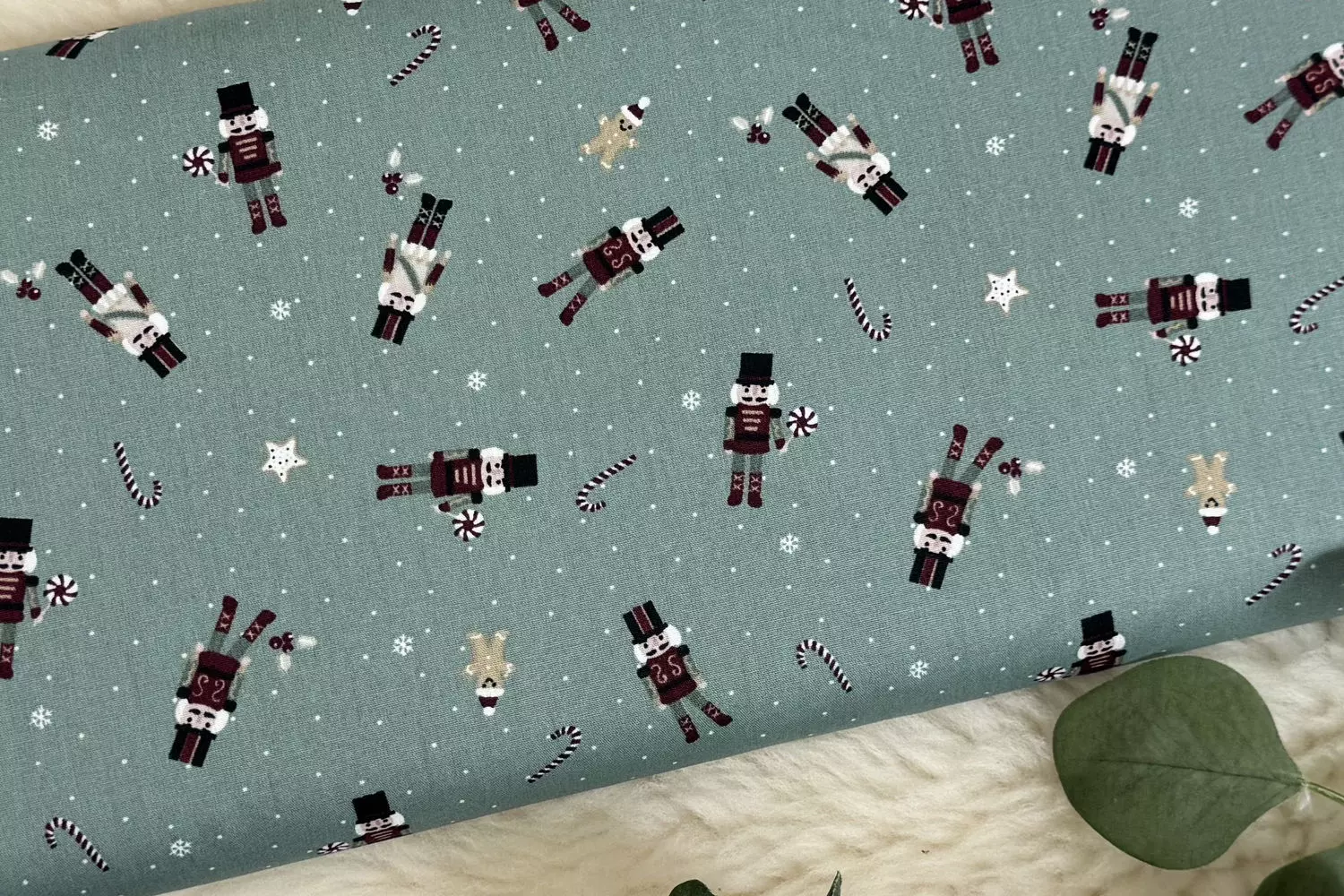 Weihnachtsstoff Baumwollstoff – Nussknacker in rauchiges mint - Öko-Tex 100