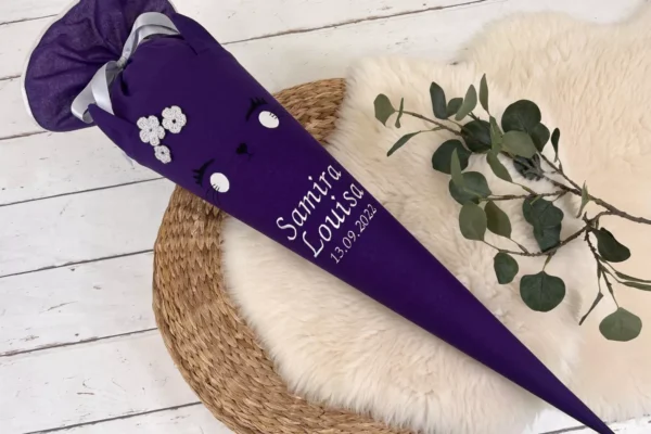 handgefertigte Schultüte aus Stoff mit Namen und Katze Applikation in lila