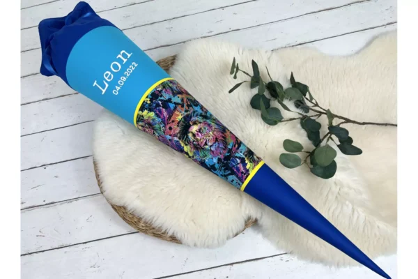 handemachte Schultüte aus Stoff mit Namen und Graffiti Löwen in blau