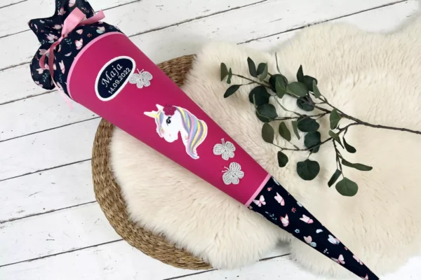 Schultüte aus Stoff mit Namen und Pferd mit Mähne in rosa, dunkelblau