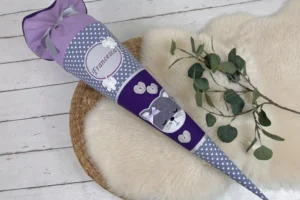 handgefertigte Schultüte mit Namen und Katze in lila