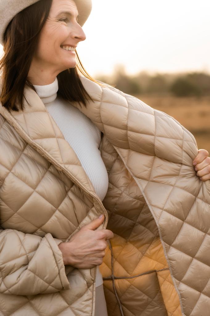 Tragebild Jacke aus wattiertem Steppstoff in creme und beidseitig Rauten gesteppt