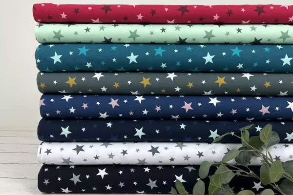 Stoffpaket aus Baumwolljersey mit bunten Sternen