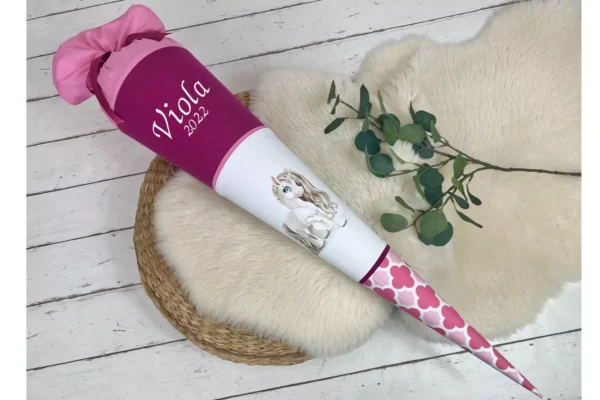 handgefertigte Schultüte aus Stoff mit Namen und Einhorn Motiv in weiß, rosa