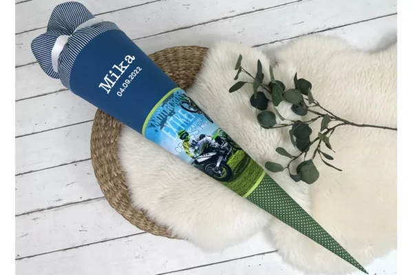 handgefertigte Schultüte mit Namen und Motorrad Motiv in jeansblau, grün