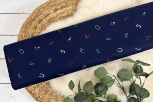 Baumwollstoff Popelin Kinderstoff mit bunten Buchstaben in dunkelblau