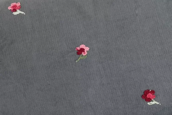 Feincord, Babycord - bestickte Blumen in grau - Öko-Tex 100