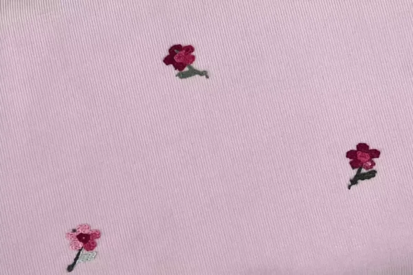 Reststück 50cm Feincord, Babycord - bestickte Blumen in rosa - Öko-Tex 100