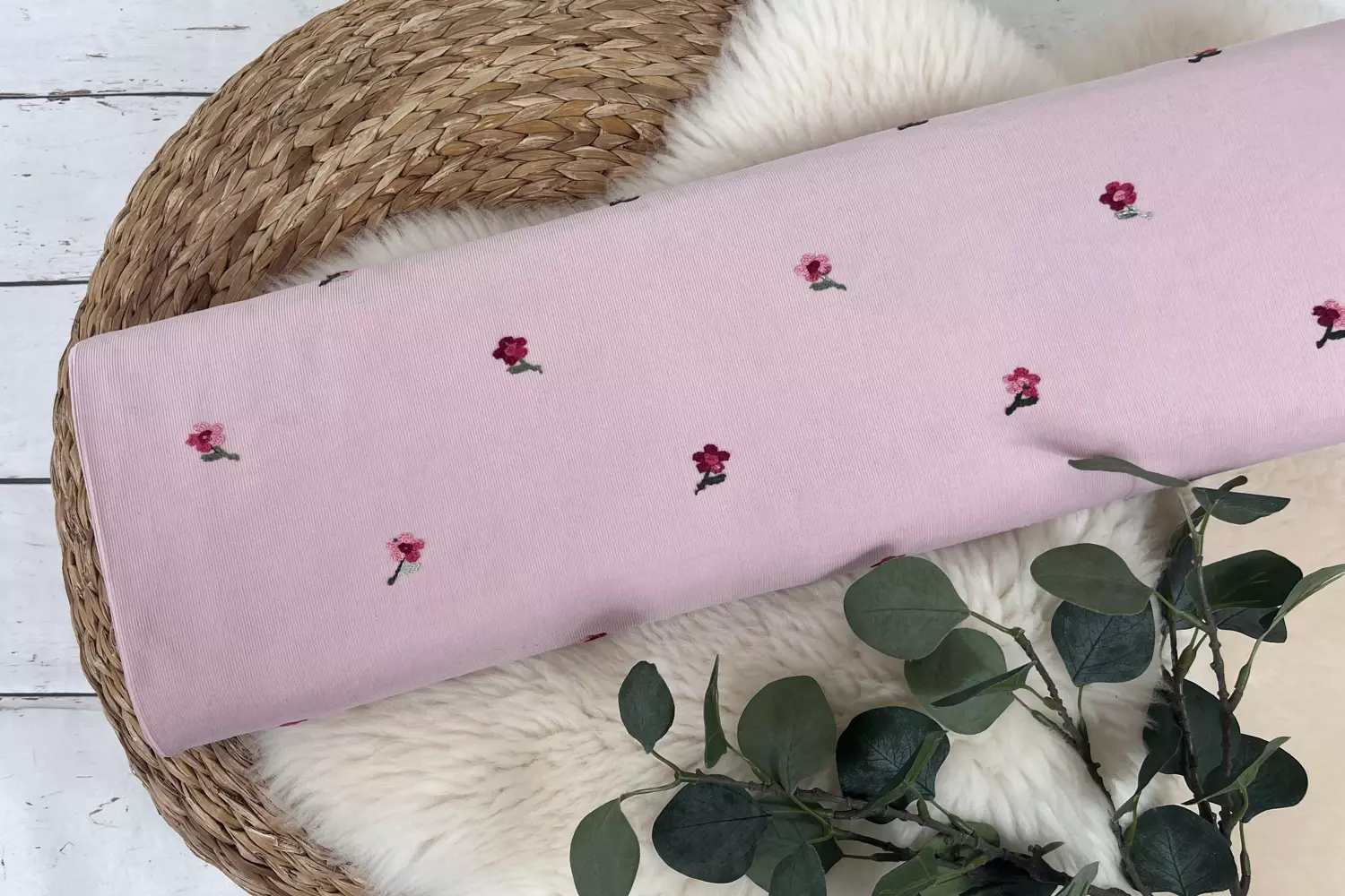 Feincord mit gehaekelten Blumen in rosa