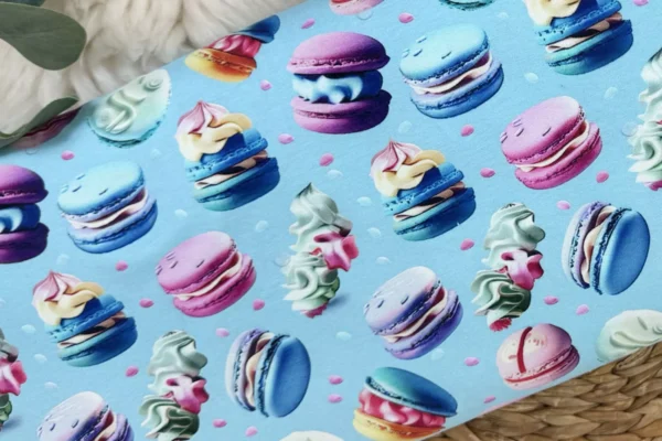 Jersey Stoff mit Macarons Motiv in hellblau