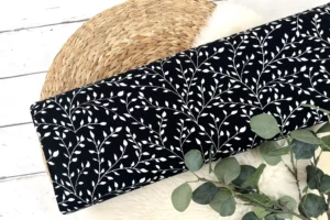 Viskosejersey Stoff mit Blätterranken in schwarz. Ein perfekter Stoff zum nächen von Damenkleider.