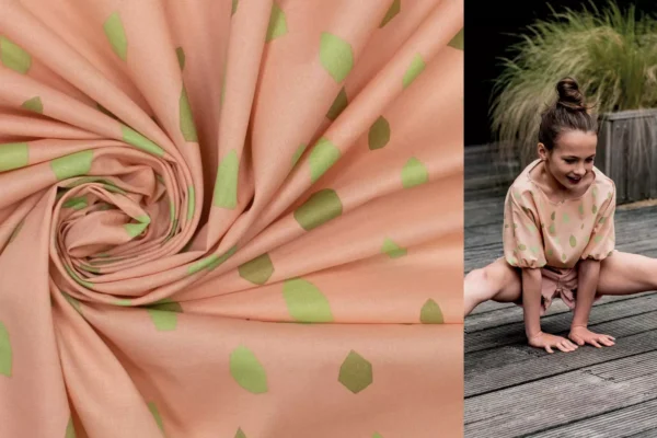 Fibre Mood Special Nr2 Marisol Batist popeline Stoff mit grünen Tupfen in apricot