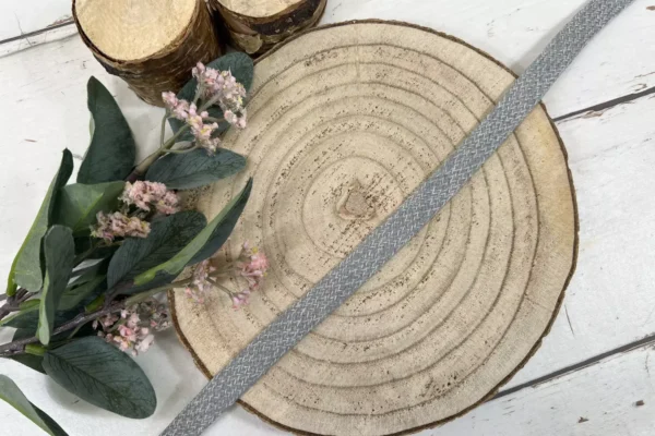 Flachkordel aus Baumwolle mit einer Breite von 17mm in der Uni Farbe grau meliert