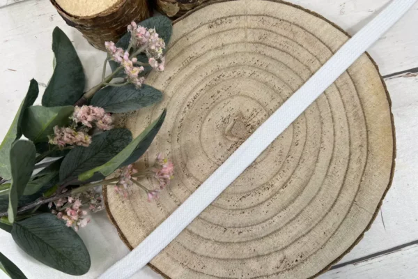Flachkordel aus Baumwolle mit einer Breite von 17mm in der Uni Farbe weiß