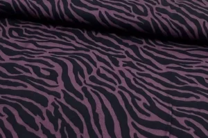 Viskose Twill Stoff mit Leoprint in dunkelbordeaux. Klara by Swafing