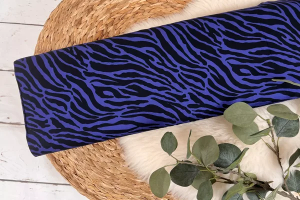 Reststück 45cm Viskose Twill Stoff - Animalprint in royalblau - Klara by Swafing – Bild 2