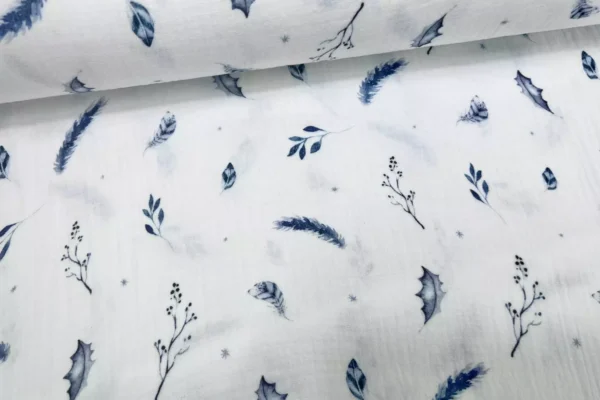 Musselin Stoff mit blauen Blättern und Zweigen Muster in weiß